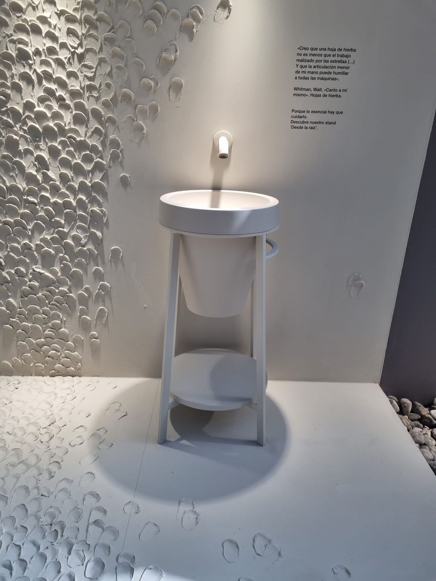 „Ich glaube, dass ein Grashalm nicht weniger ist als die Arbeit der Sterne (...) und dass das kleinste Gelenk in meiner Hand alle Maschinen demütigen kann.“ Whitman, Walt. „Ich singe für mich selbst.“ Grasblätter. Denn für das Wesentliche muss gesorgt werden. Entdecken Sie unseren Stand „Von den Wurzeln“