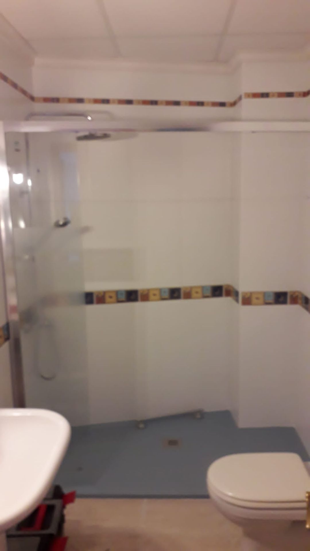 Sanitärarmatur, Badezimmer, Innenarchitektur, Armatur, Boden, Toilette, Bodenbelag, Sanitär, Verbundmaterial, Toilettensitz