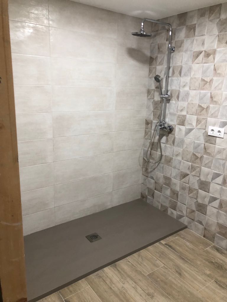 Gebäude, Duschkopf, Sanitärarmatur, Armatur, Dusche, Badezimmer, Holz, Boden, Bodenbelag, Tür