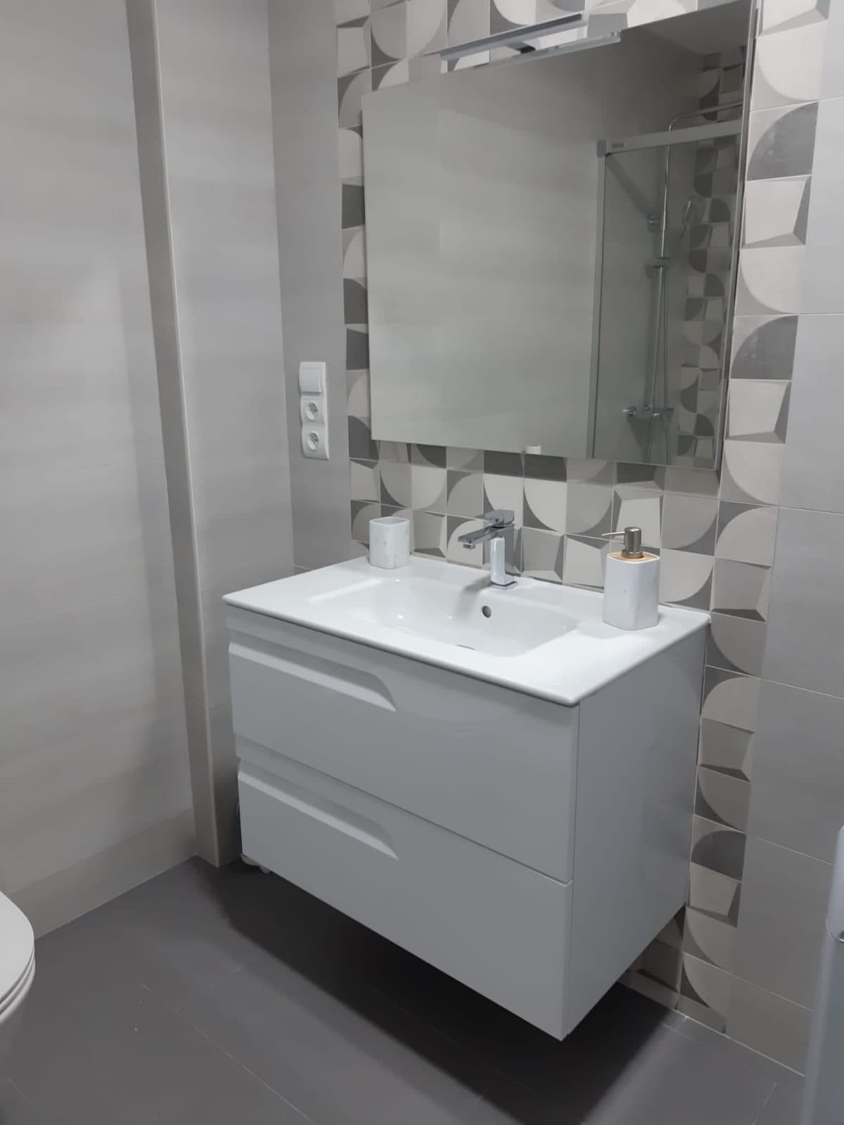 Spiegel, Grundstück, Waschbecken, Wasserhahn, Armaturen, Badezimmer, Rechteck, Sanitärarmaturen, Innenarchitektur, Boden