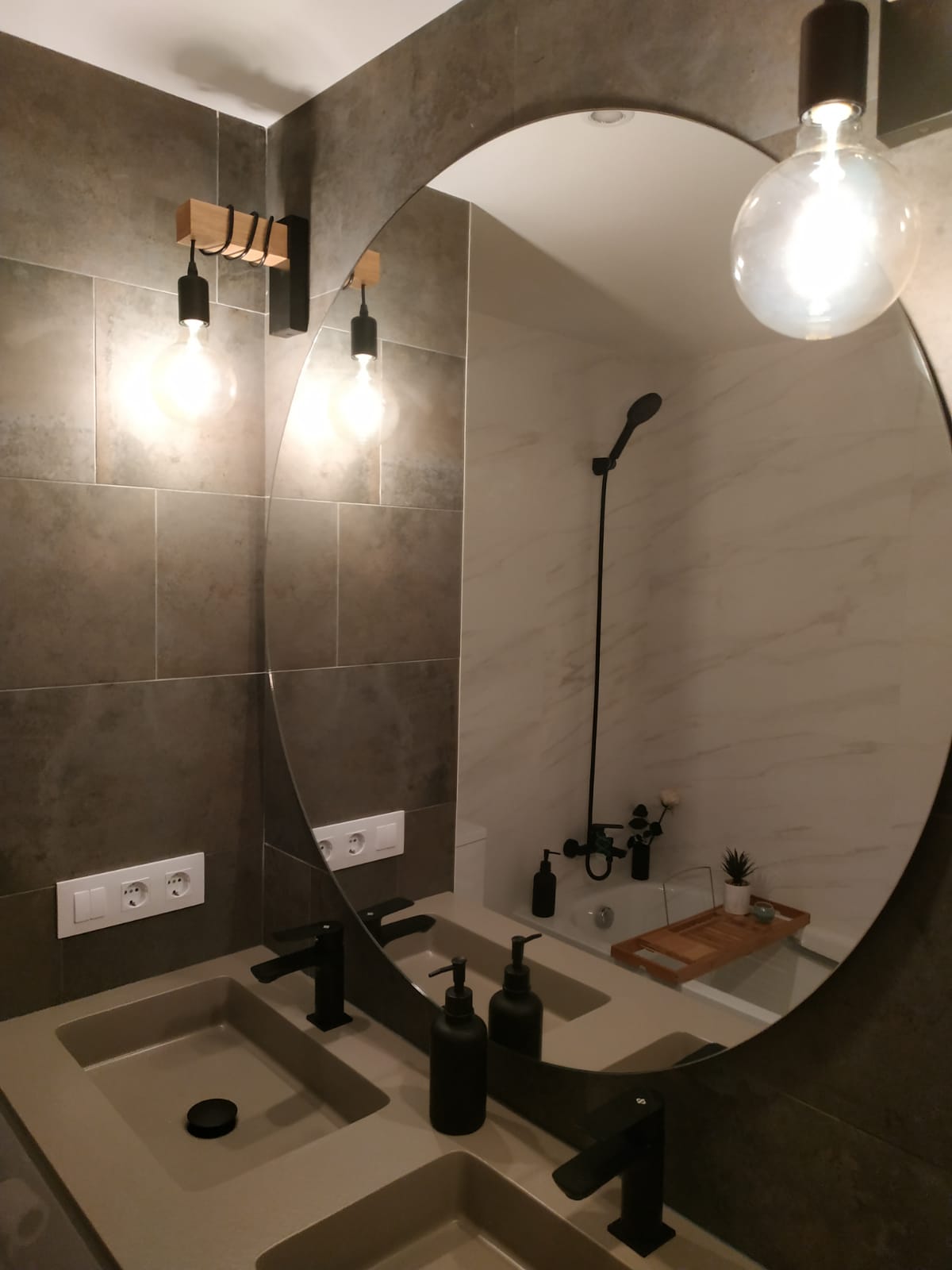 Wasserhahn, Grundstück, Spiegel, Sanitärarmatur, Licht, Badezimmer, Waschbecken, Beleuchtung, Innenarchitektur, Architektur