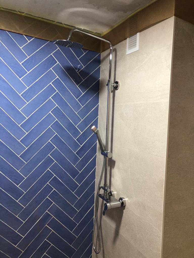 Gebäude, Vorrichtung, Boden, Bodenbelag, Holz, Haus, Farbtöne und Schattierungen, Verbundmaterial, Tür, elektrisches Blau