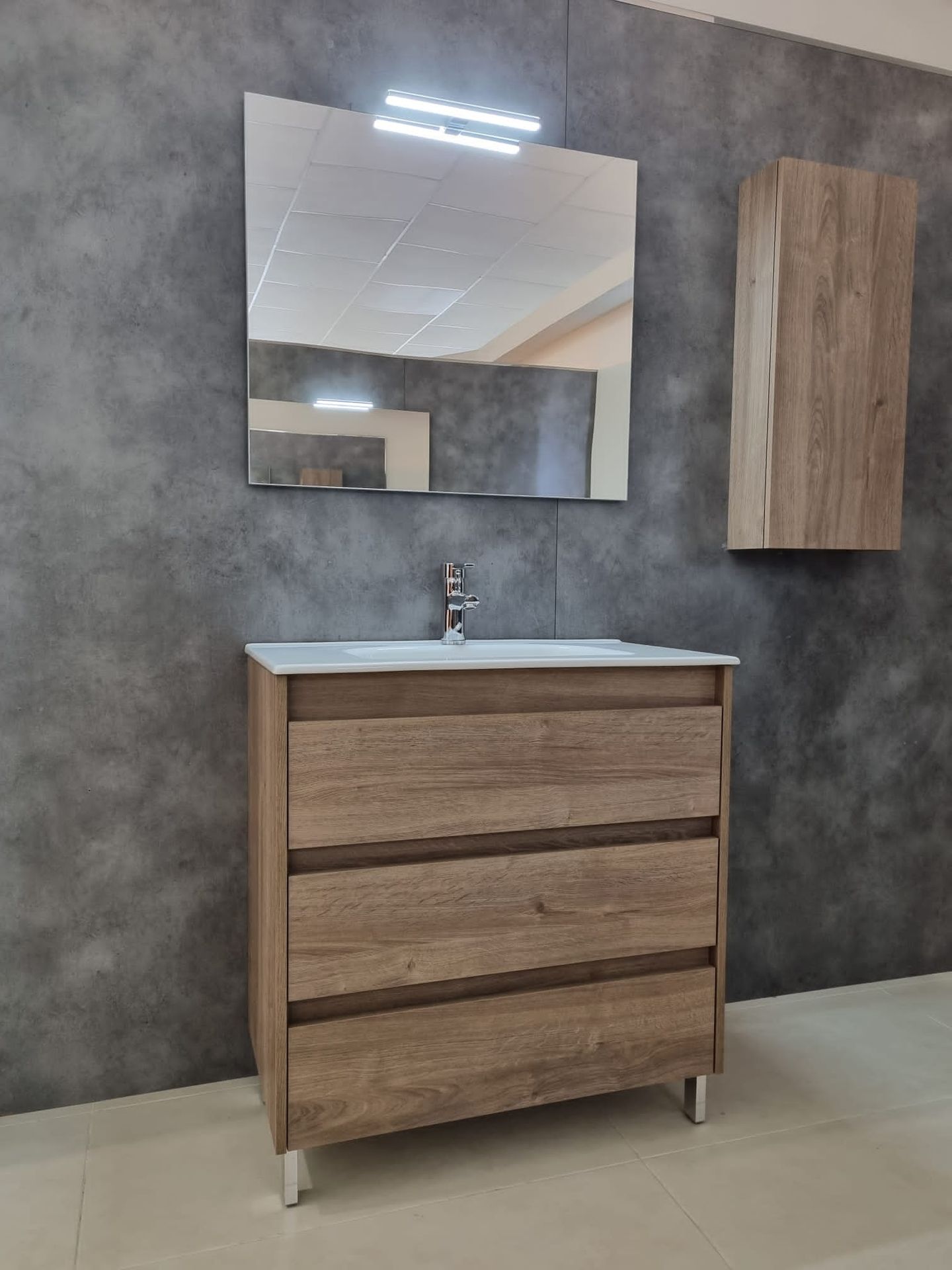 Schränke, Möbel, Spiegel, Schublade, Rechteck, Holz, Badezimmerschrank, Innenarchitektur, Wasserhahn, Regal