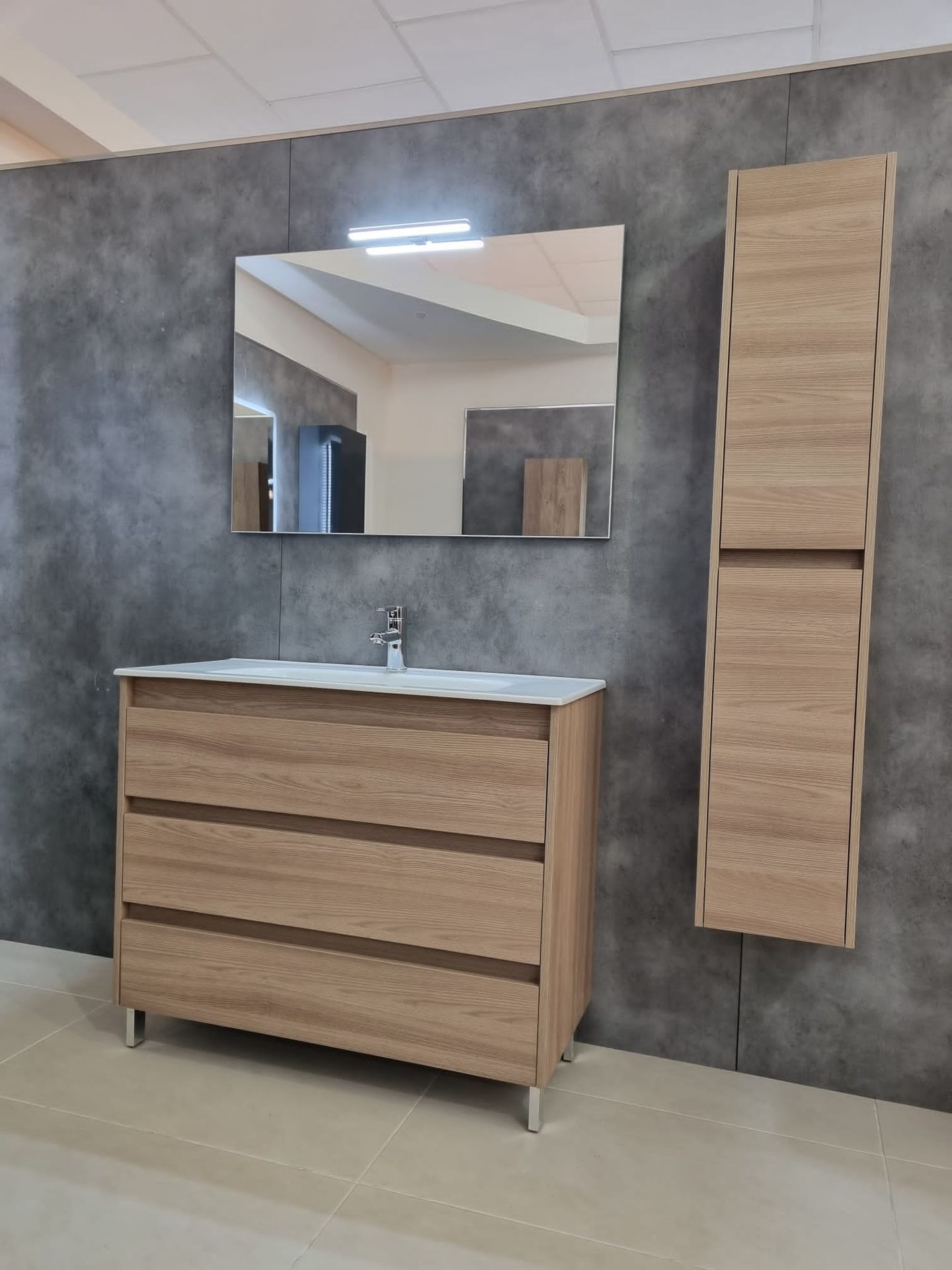 Schränke, Möbel, Badezimmerschrank, Spiegel, Wasserhahn, Schublade, Holz, Innenarchitektur, Bodenbelag, Holzbeize