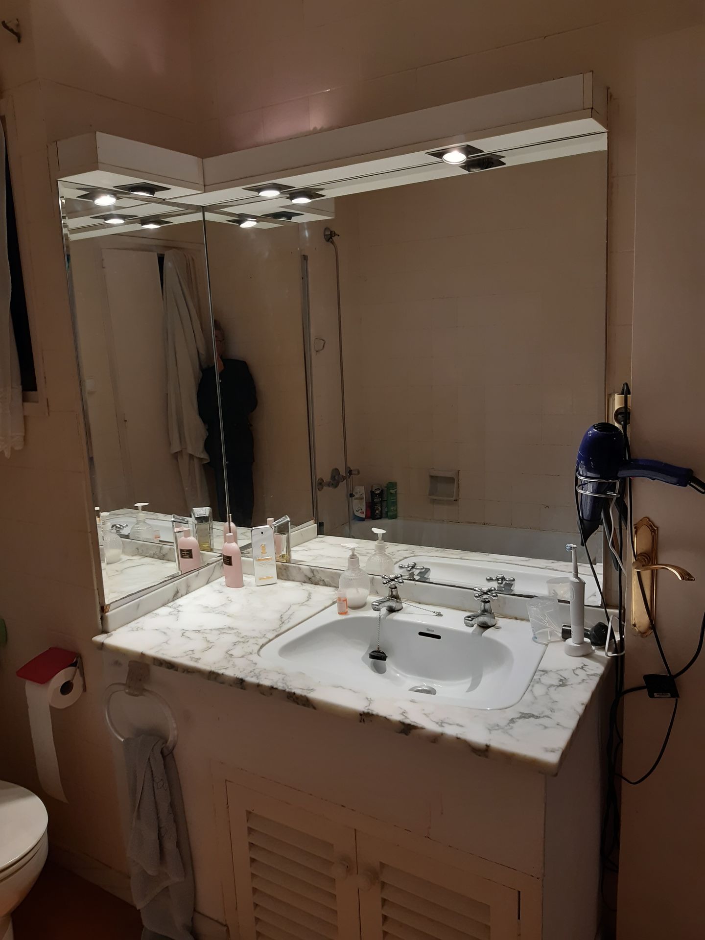 Spiegel, Waschbecken, Sanitärarmatur, Wasserhahn, Waschbecken, Badezimmer, Gebäude, Armaturen, Holz, Boden