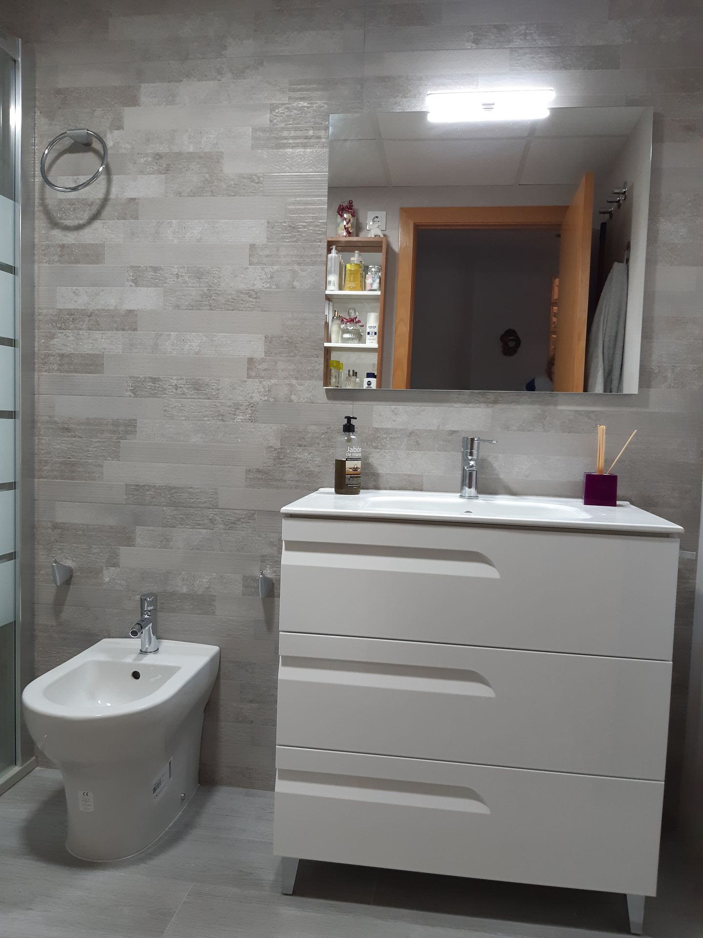 Wasserhahn, Badezimmerschrank, Spiegel, Möbel, Sanitärarmatur, Waschbecken, Badezimmerwaschbecken, Weiß, Badezimmer, Innenarchitektur