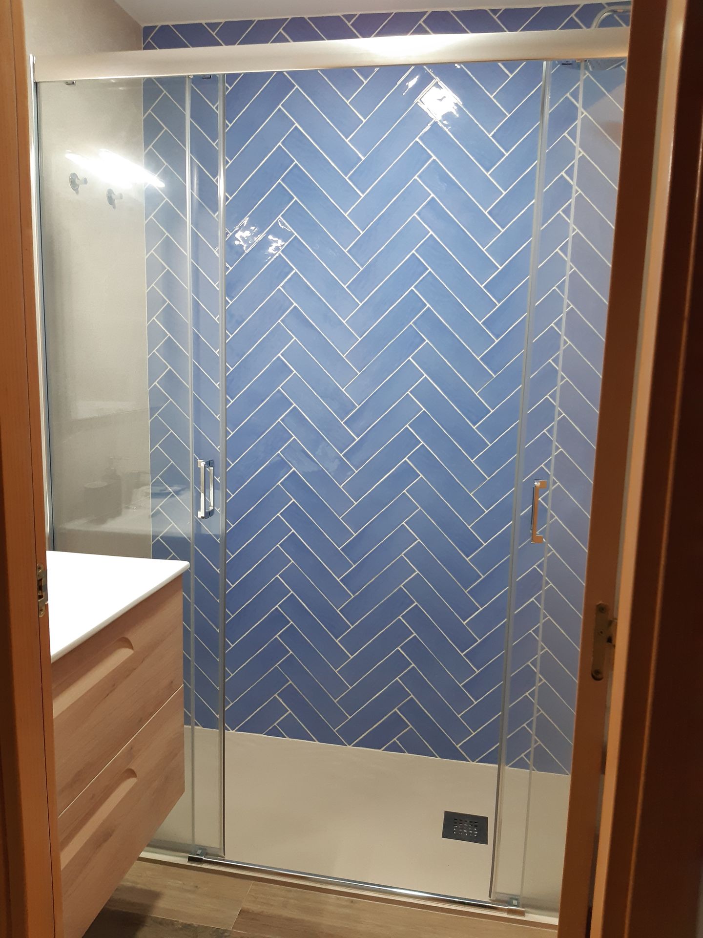 Vorrichtung, Holz, Badezimmer, Innenarchitektur, Bodenbelag, Boden, Möbel, Badezimmerschrank, Materialeigenschaft, Verbundmaterial