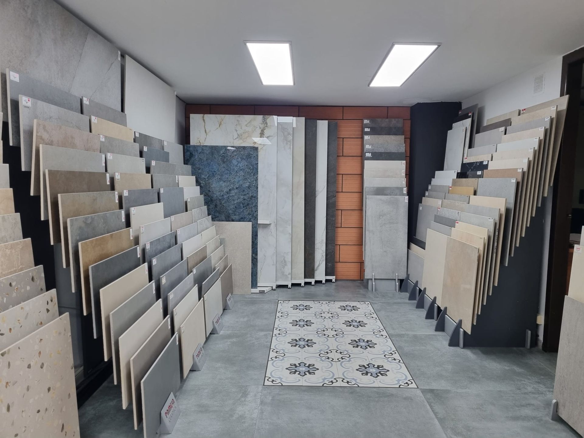 Gebäude, Innenarchitektur, Bodenbelag, Boden, Tür, Immobilien, Holz, Decke, Städtebau, Eigentumswohnung