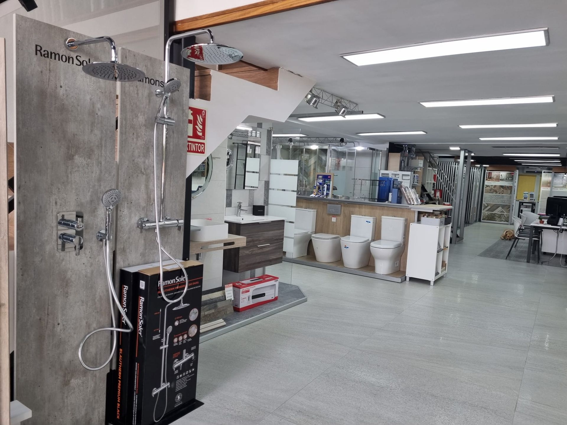 Architektur, Innenarchitektur, Boden, Bodenbelag, Gas, Maschine, Automobildesign, Decke, Gebäude, Einzelhandel