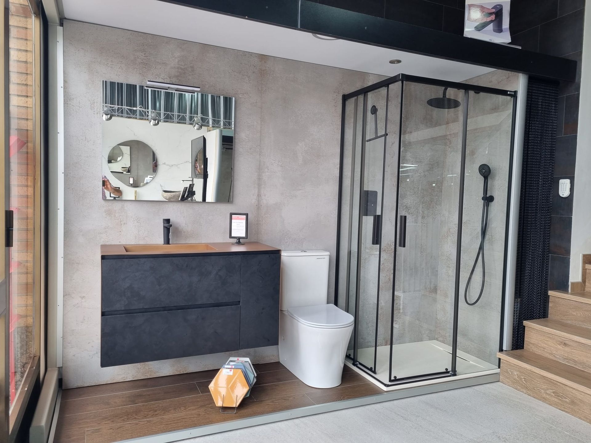 Spiegel, Schminkspiegel, Wasserhahn, Sanitärarmatur, Waschbecken, Holz, Badezimmerschrank, Badezimmer, Tür, Innenarchitektur