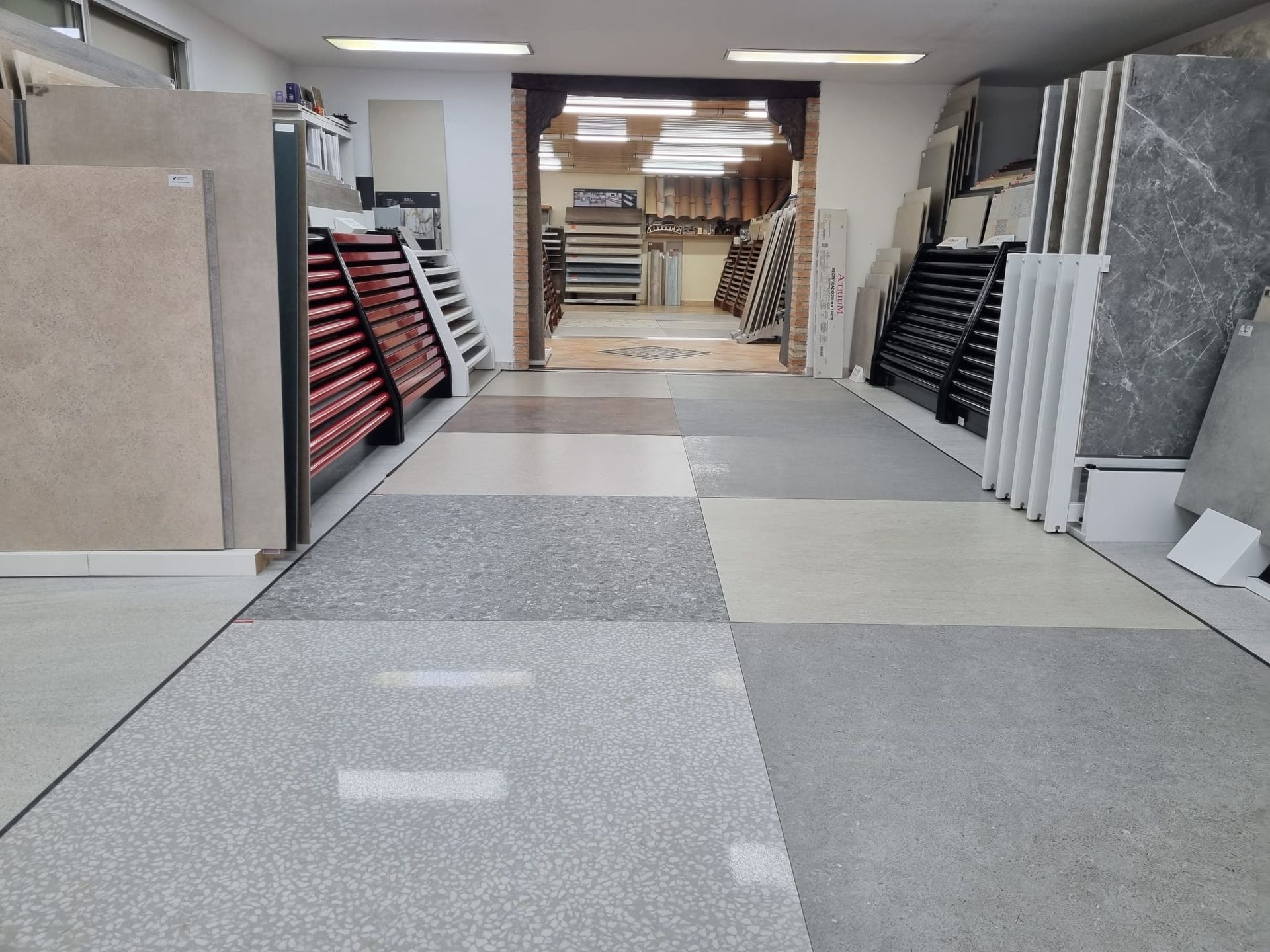 Gebäude, Holz, Innenarchitektur, Bodenbelag, Vorrichtung, Boden, Tür, Fliesenboden, Immobilien, Decke